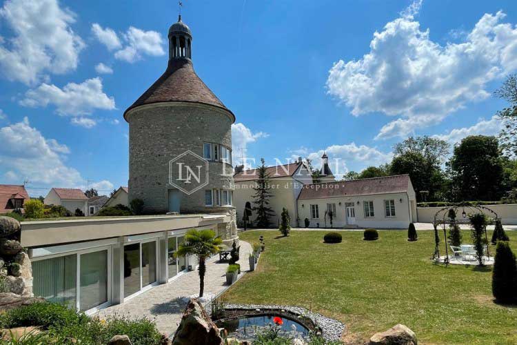 Unique property for sale on the edge of the Marne River, SeineetMarne