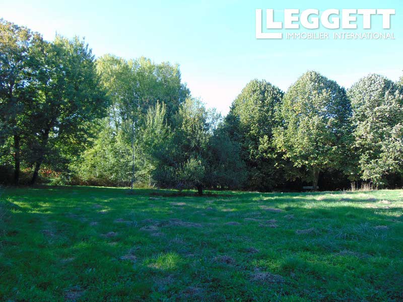 Quiet area for this spacious property with swimming pool on 1.6ha of