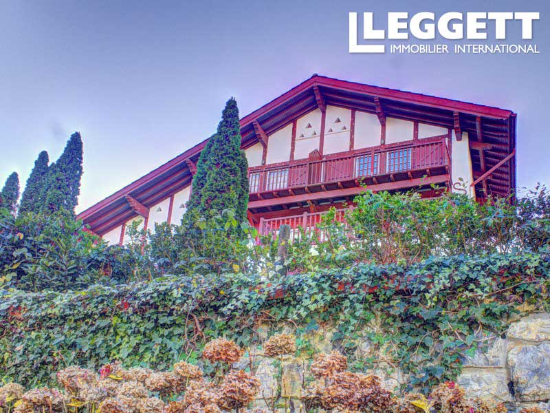 CHIC APARTMENT WITH VIEWS OF SEA & STJEANDELUZ + IN A HOLIDAY