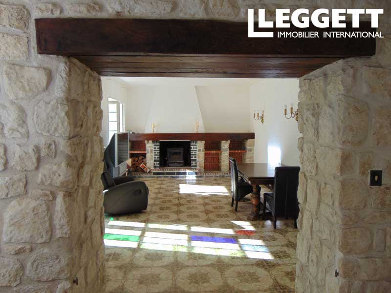 Quiet area for this spacious property with swimming pool on 1.6ha of