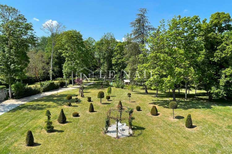 Unique property for sale on the edge of the Marne River, SeineetMarne